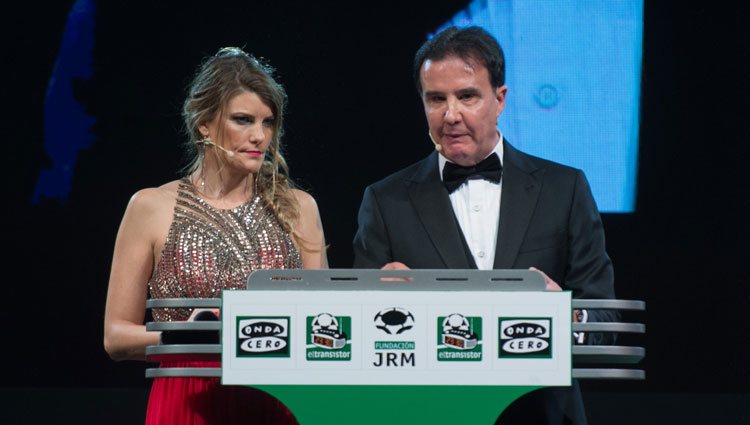 José Ramón de la Morena con su novia en un evento de su fundación