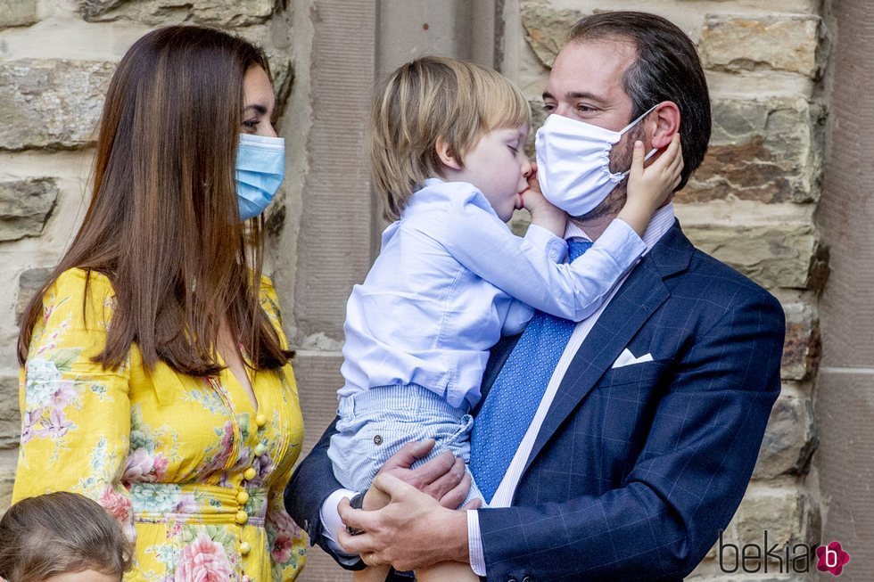 Félix y Claire de Luxemburgo y su hijo Liam de Luxemburgo en el bautizo de Carlos de Luxemburgo