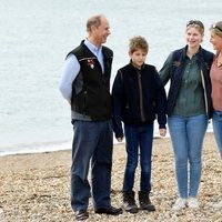 Los Condes de Wessex y sus hijos en Great British Beach Cleans en Southsea