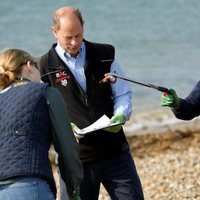 James Mountbatten-Windsor bromea con su hermana Lady Louise durante una recogida de basura en la playa