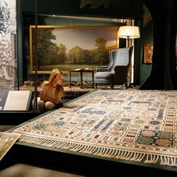 Estela de Suecia en una exposición de alfombras
