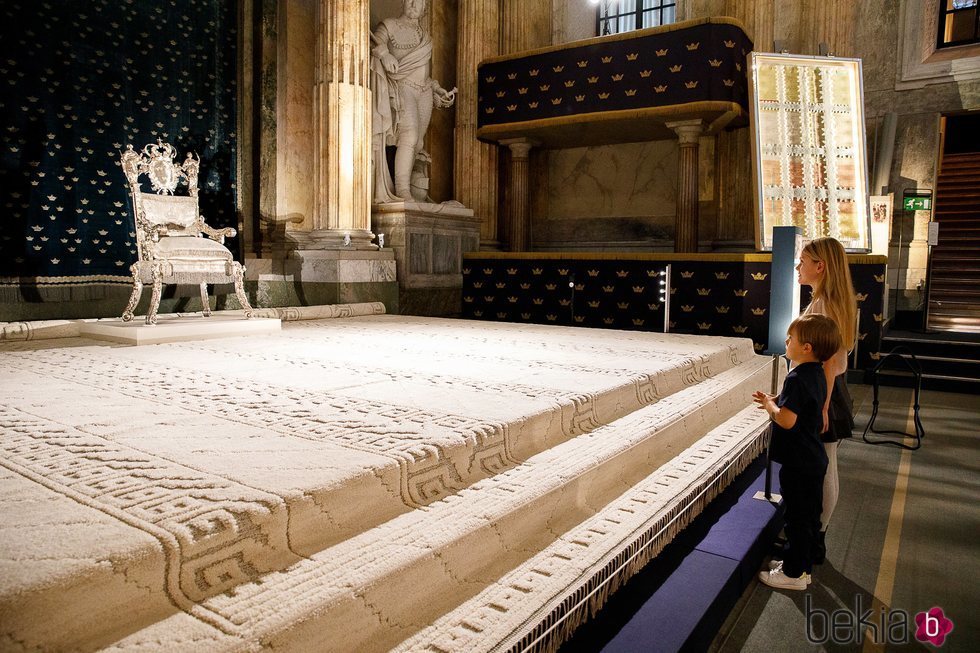 Estela y Oscar de Suecia en una exposición de alfombras