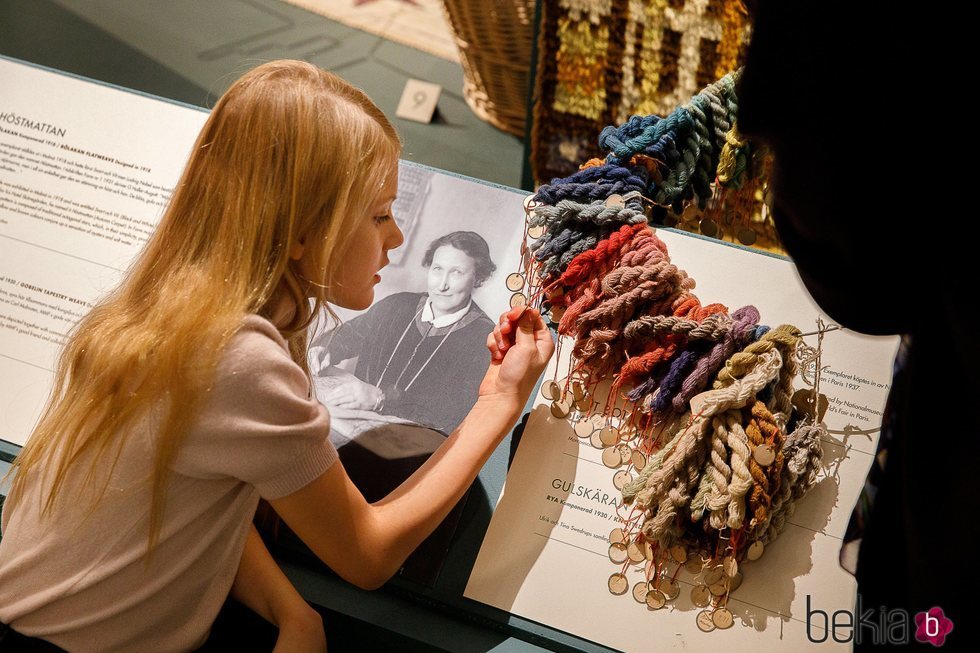 Estela de Suecia en una exposición de alfombras en el Palacio Real de Estocolmo