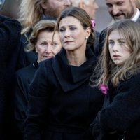 Sonia de Noruega, Marta Luisa de Noruega y Leah Behn en el funeral de Ari Behn
