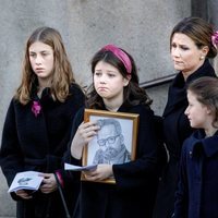 Marta Luisa de Noruega y sus hijas Maud Angelica, Leah Isadora y Emma Tallulah Behn en el funeral de Ari Behn