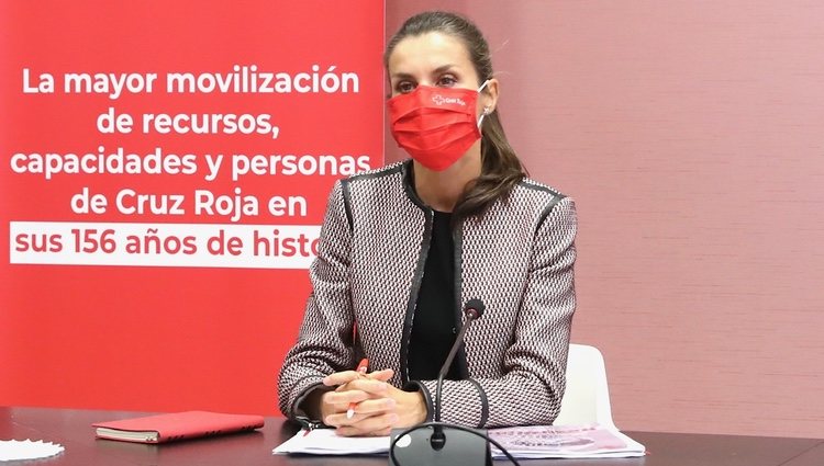 La Reina Letizia con una mascarilla de Cruz Roja Española