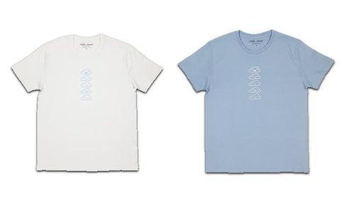 Camisetas en blanco y azul de la colección de merchandising de Natalia Lacunza