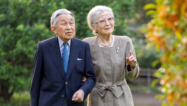 Akihito y Michiko de Japón en unos jardines