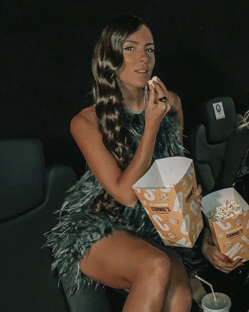 Melyssa Pinto con un vestido verde de plumas de Hinsomnia en la premiere de la película 'No matarás'