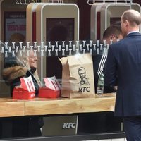 El Príncipe Guillermo mirando al interior de un KFC de Londres