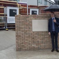 El Príncipe Guillermo en la construcción de un centro oncológico en el Royal Marsden Hospital de Sutton