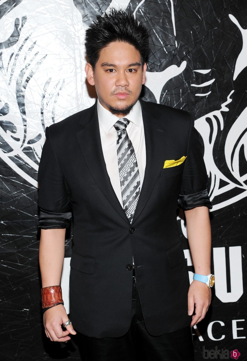 Azim de Brunei en una presentación de Versace