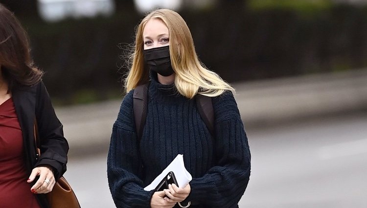 India Oxenberg llegando al Tribunal de lo Penal de Brooklyn
