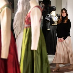 Sofia de Suecia con el vestuario del Teatro Västanå de Sunne en su visita a Värmland