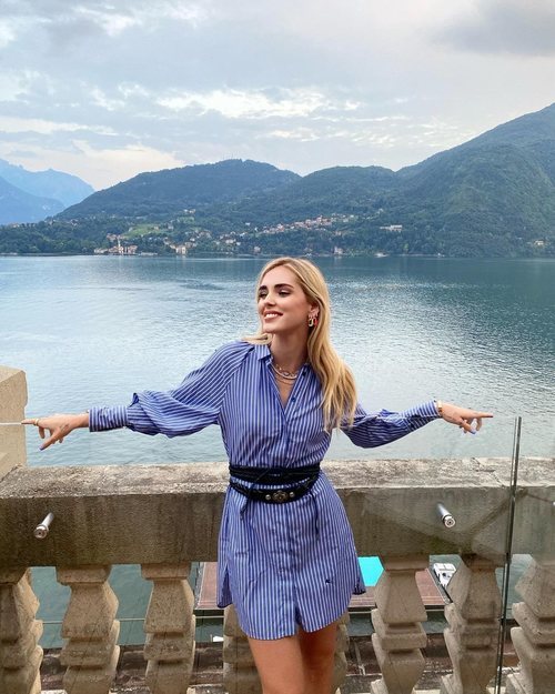 Chiara Ferragni con una camisa vestido y cinturón