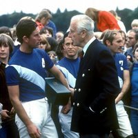 El Príncipe Carlos y Lord Mountbatten en un partido de polo