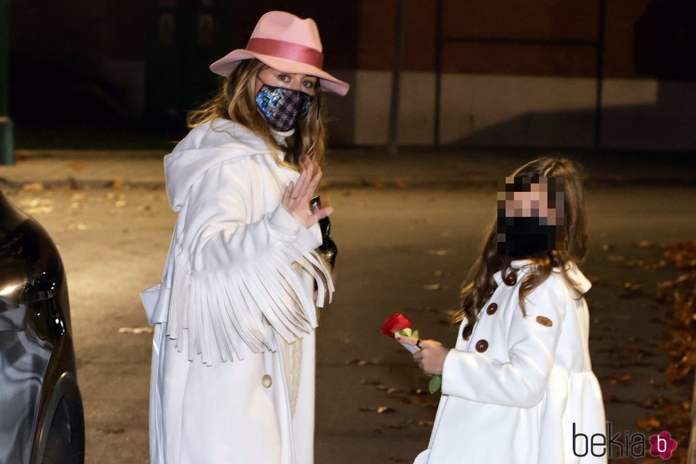 Elena Tablada con su hija Ella Bisbal en el funeral de su abuela Elena Moura