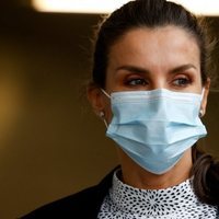 La Reina Letizia con mascarilla en Sevilla