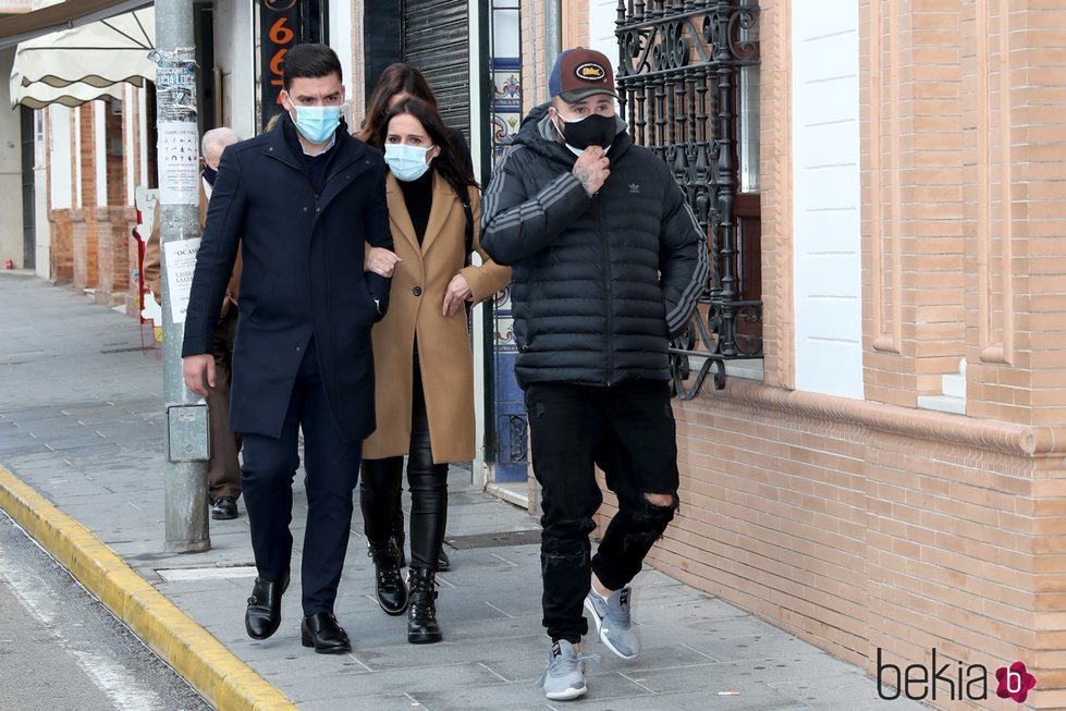 Kiko Rivera, Irene Rosales y demás miembros de la familia en el entierro de Manuel
