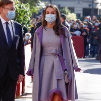 La Reina Letizia con la falda doblada en los Premios Rei Jaume I 2020