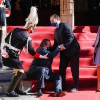 José Luis Ábalos ayuda a levantarse a Vicente Boluda en presencia de la Reina Letizia y Ximo Puig en los Premios Rei Jaume I 2020