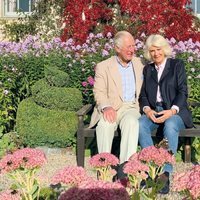 El Príncipe Carlos y Camilla Parker en los jardines de Birkhall
