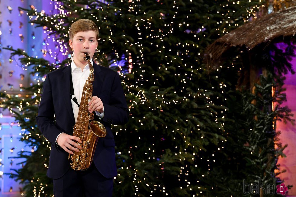 Emmanuel de Bélgica tocando el saxofón en el concierto de Navidad 2020