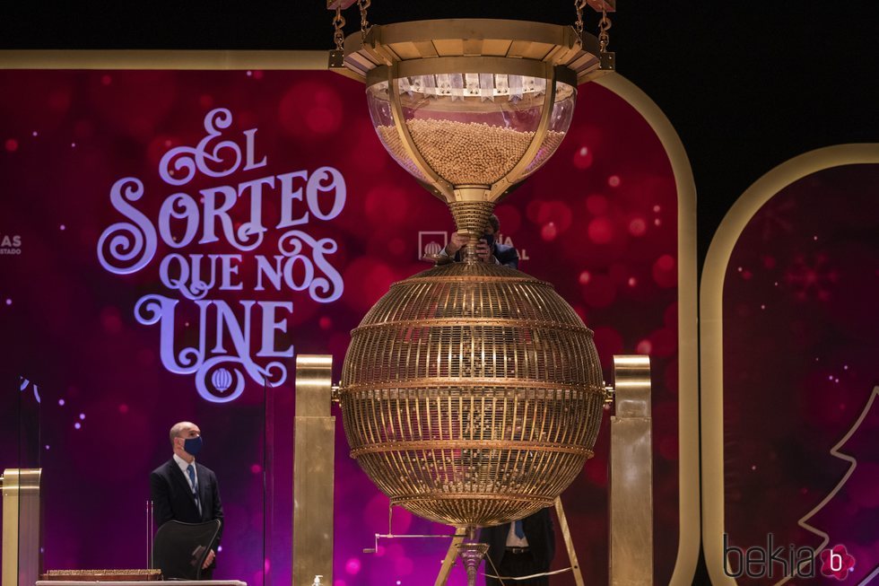 Bombo con los números de la Lotería de Navidad 2020