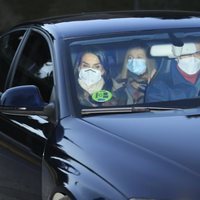 Los Reyes Felipe y Letizia con la Princesa Leonor y la Infanta Sofía visitando a Jesús Ortiz en Reyes