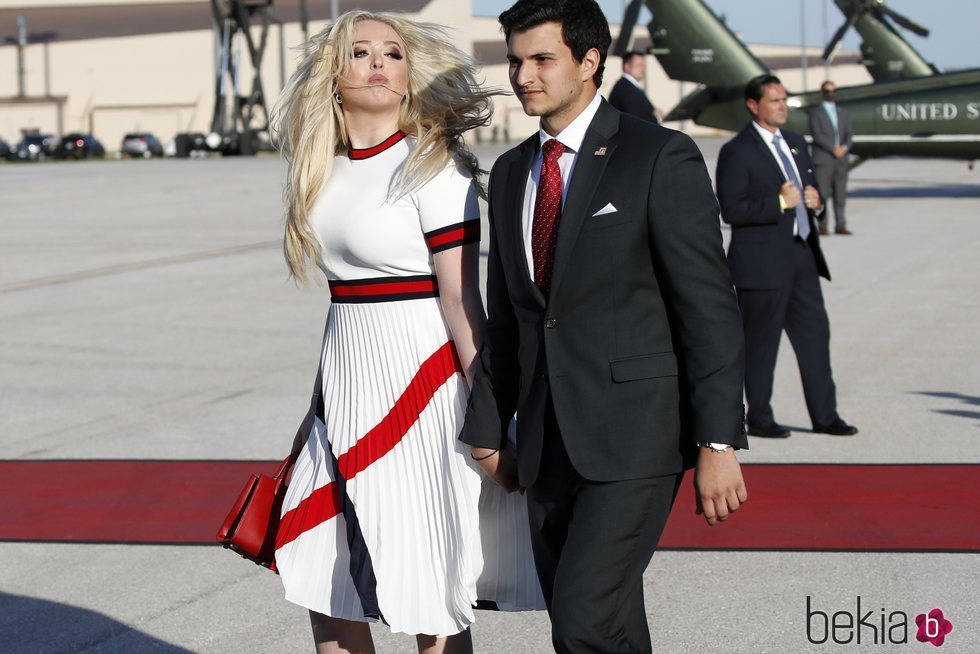 Tiffany Trump y su novio Michael Boulos en la Base de la Fuerzas Aéreas Andrews, de camino al Monumento Nacional MountRushmore