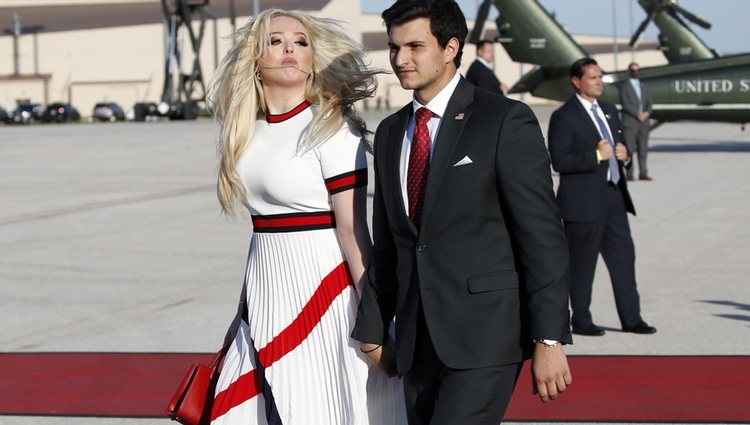 Tiffany Trump y su novio Michael Boulos en la Base de la Fuerzas Aéreas Andrews, de camino al Monumento Nacional MountRushmore