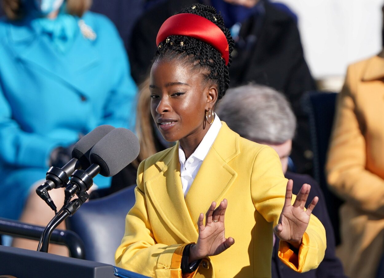 Amanda Gorman vestida de Miuccia Prada en la toma de posesión de Joe Biden