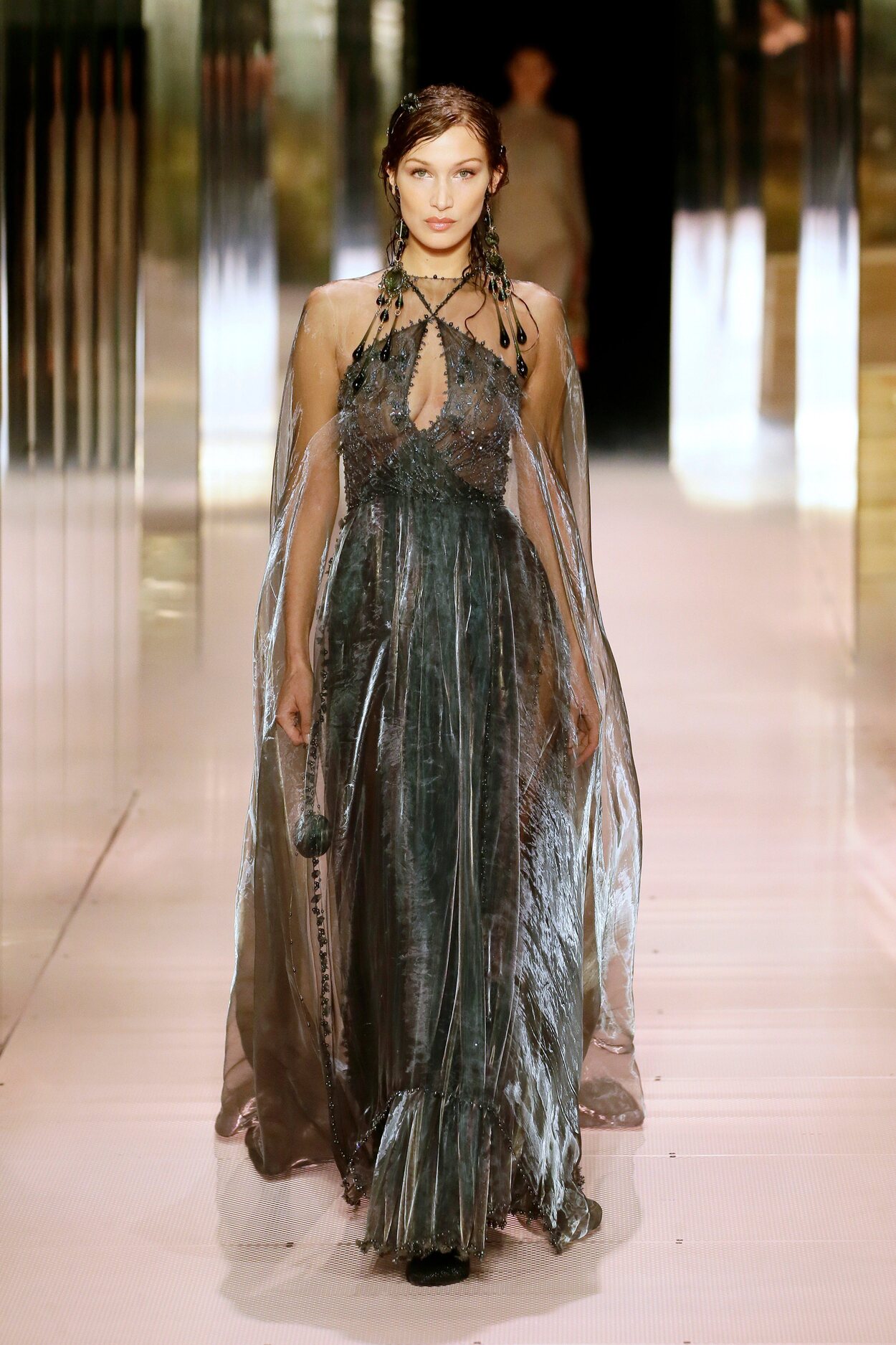 Look 3 (Bella Hadid) de la colección Alta Costura primavera/verano 2021 de Fendi