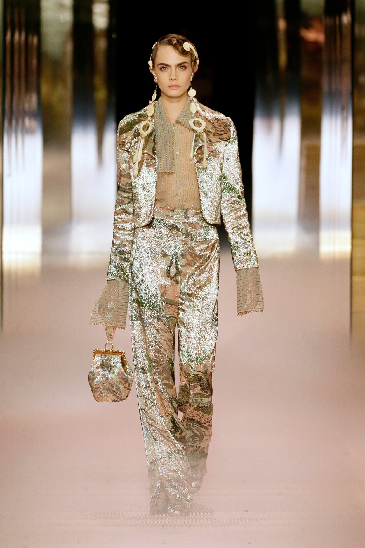 Look 10 (Cara Delevingne) de la colección Alta Costura primavera/verano 2021 de Fendi