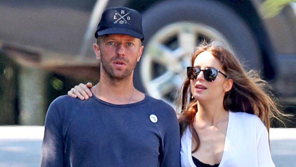 Chris Martin y Dakota Johnson dando un paseo por los Hamptons