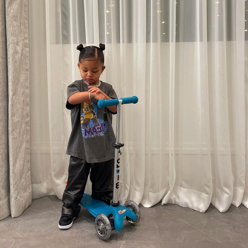 Stormi Webster con un look estilo rapero