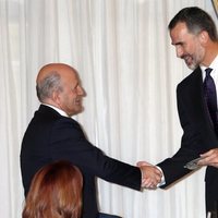 El Rey Felipe saluda a José Antonio Zarzalejos