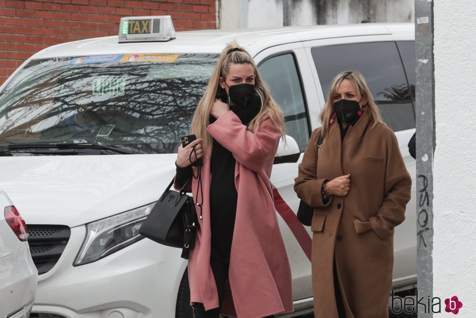 Edurne acude con su madre a una revisión médica antes de dar a luz