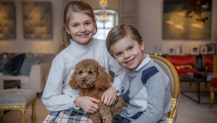 Estela de Suecia con su hermano Oscar de Suecia y su perro Rio en su 9 cumpleaños