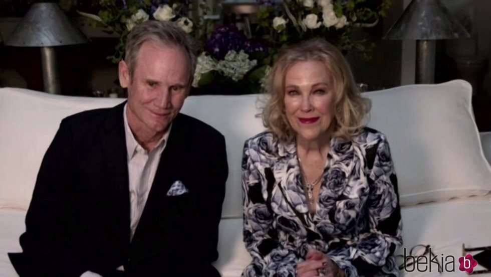Bo Welch y Catherine O'Hara en los Globos de Oro 2021