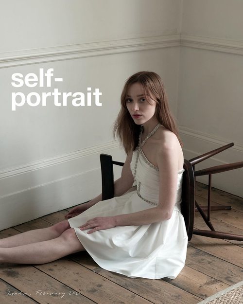 Phoebe Dynevor con un vestido blanco de la colección otoño/invierno 2021/2022 de Self-Portrait