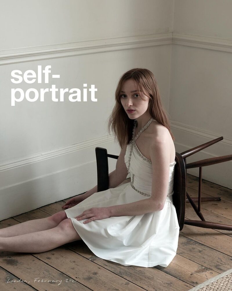 Phoebe Dynevor con un vestido blanco de la colección otoño/invierno 2021/2022 de Self-Portrait