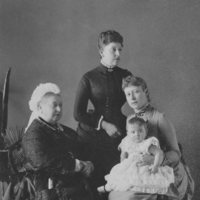 La Reina Victoria con su hija Beatriz, su nieta Victoria y su bisnieta Alicia de Battenberg