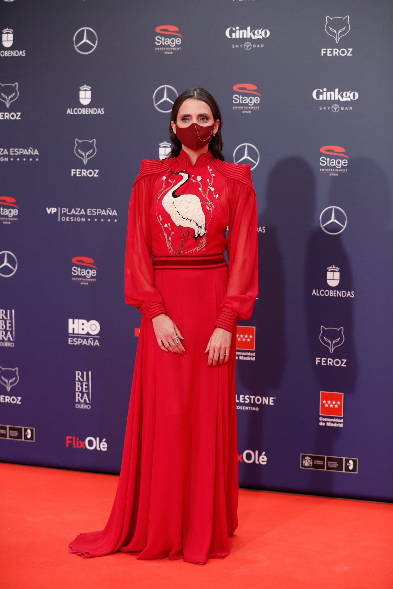Macarena Gómez con un vestido de Teresa Helbig en la alfombra roja de los Premios Feroz 2021
