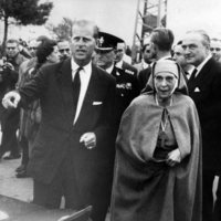 El Duque de Edimburgo con su madre, la Princesa Alicia
