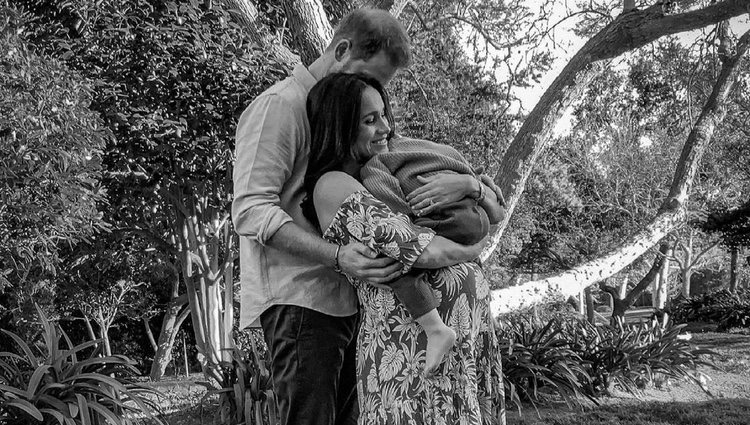 El Príncipe Harry y Meghan Markle abrazan a Archie tras anunciar que esperan su segundo hijo