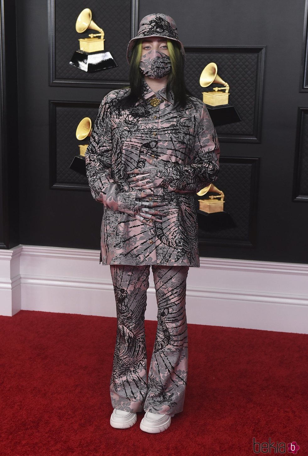 Billie Eilish en la alfombra roja de los premios Grammy 2021