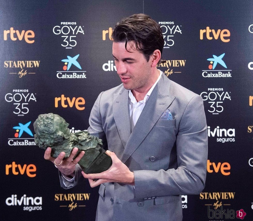Mario Casas mira con orgullo su Goya 2021 como Mejor actor protagonista