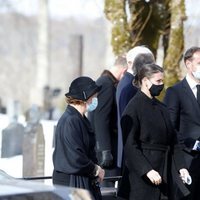 Sonia de Noruega, Marta Luisa de Noruega, Haakon y Mette-Marit de Noruega en el funeral de Erling Lorentzen