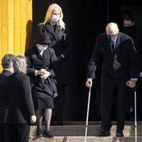 Sonia de Noruega, Mette-Marit de Noruega, Marta Luisa de Noruega y Harald de Noruega con muletas en el funeral de Erling Lorentzen